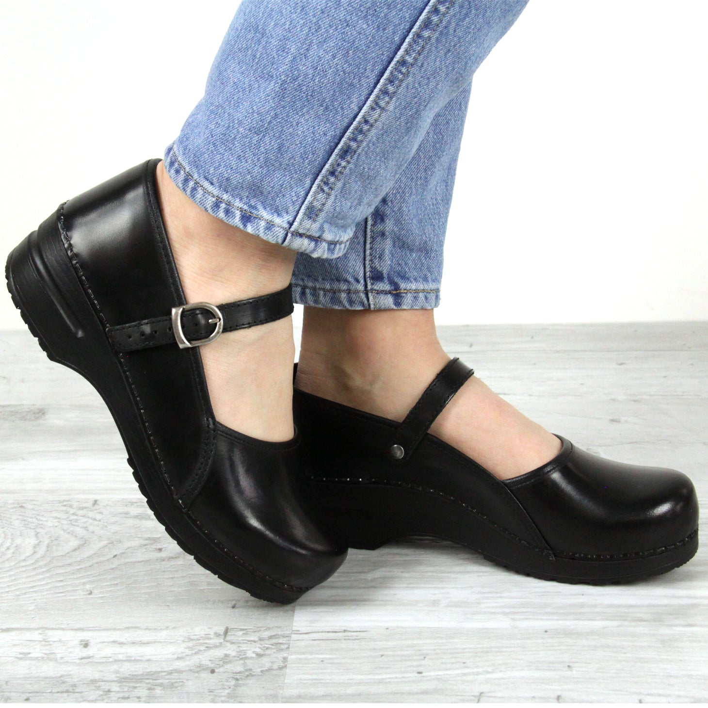 LEATHER CLOGS WITH BACK STRAP - Black