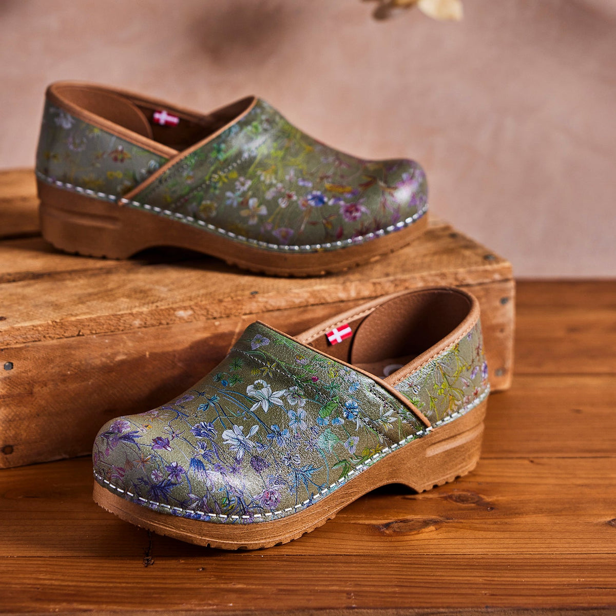 Sanita Fuchsia Women&#39;s in Sage Closed Back Clog