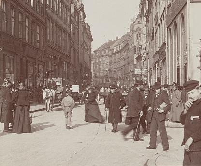 Christen moves Sanita to a larger location on Mindegade in 1924