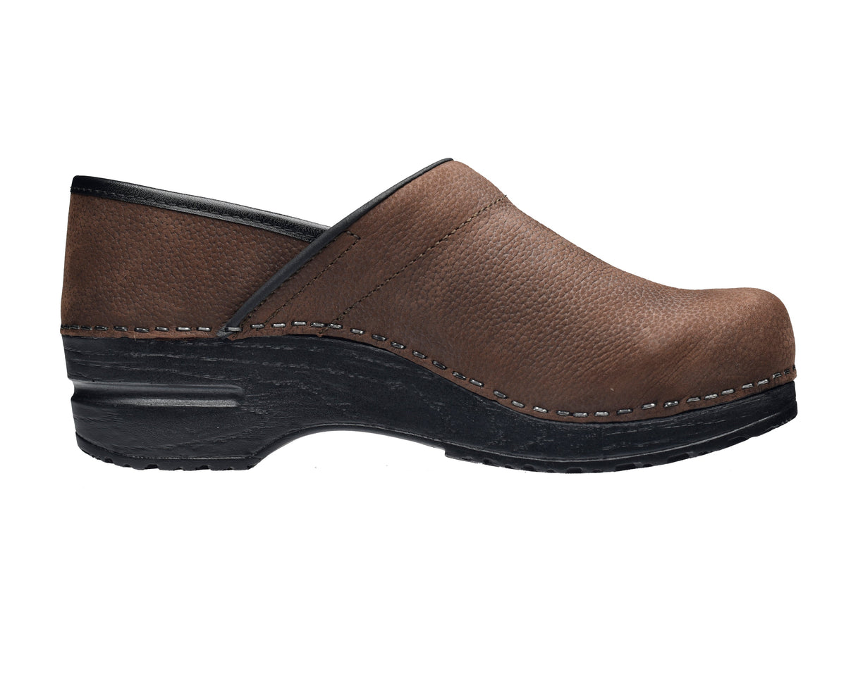 Sanita Pro. Textured Oil Men&#39;s in Antique Brown Closed Back Clog