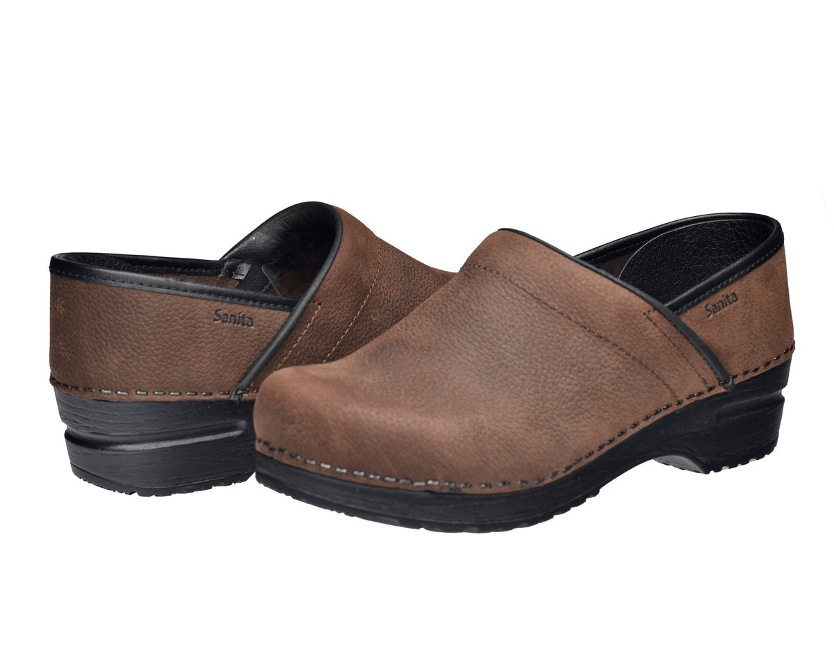 Sanita Pro. Textured Oil Men&#39;s in Antique Brown Closed Back Clog