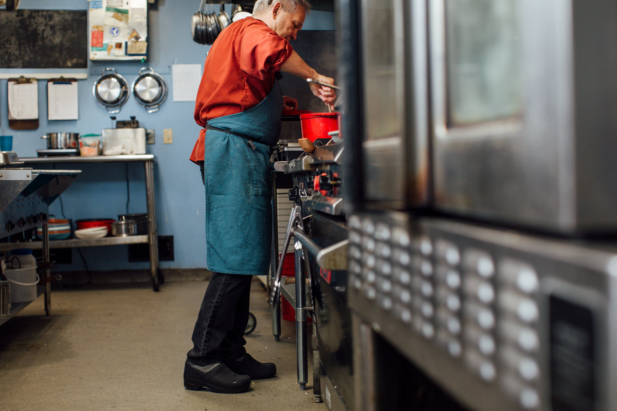 Sanita Pro. Textured Oil Men&#39;s in Black Closed Back Clog