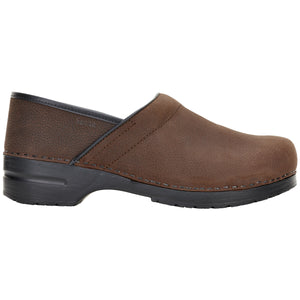 Sanita Pro. Textured Oil Women&#39;s in Antique Brown Closed Back Clog
