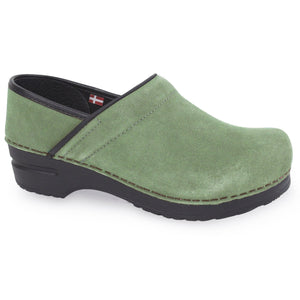 Sanita Schuyler Women&#39;s in Green Closed Back Clog