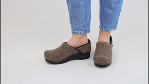 Sanita Ava Women&#39;s in Stone - Avail Fall &#39;22 Closed Back Clog