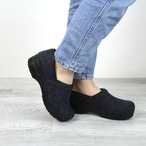 Sanita Ava Women&#39;s in Navy - Avail Fall &#39;22 Closed Back Clog