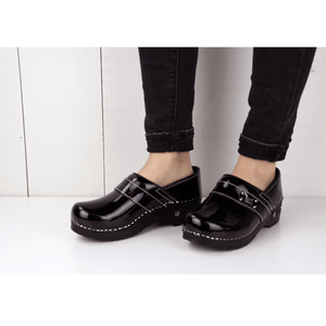 Sanita Lindsey Women&#39;s in Black Closed Back Clog