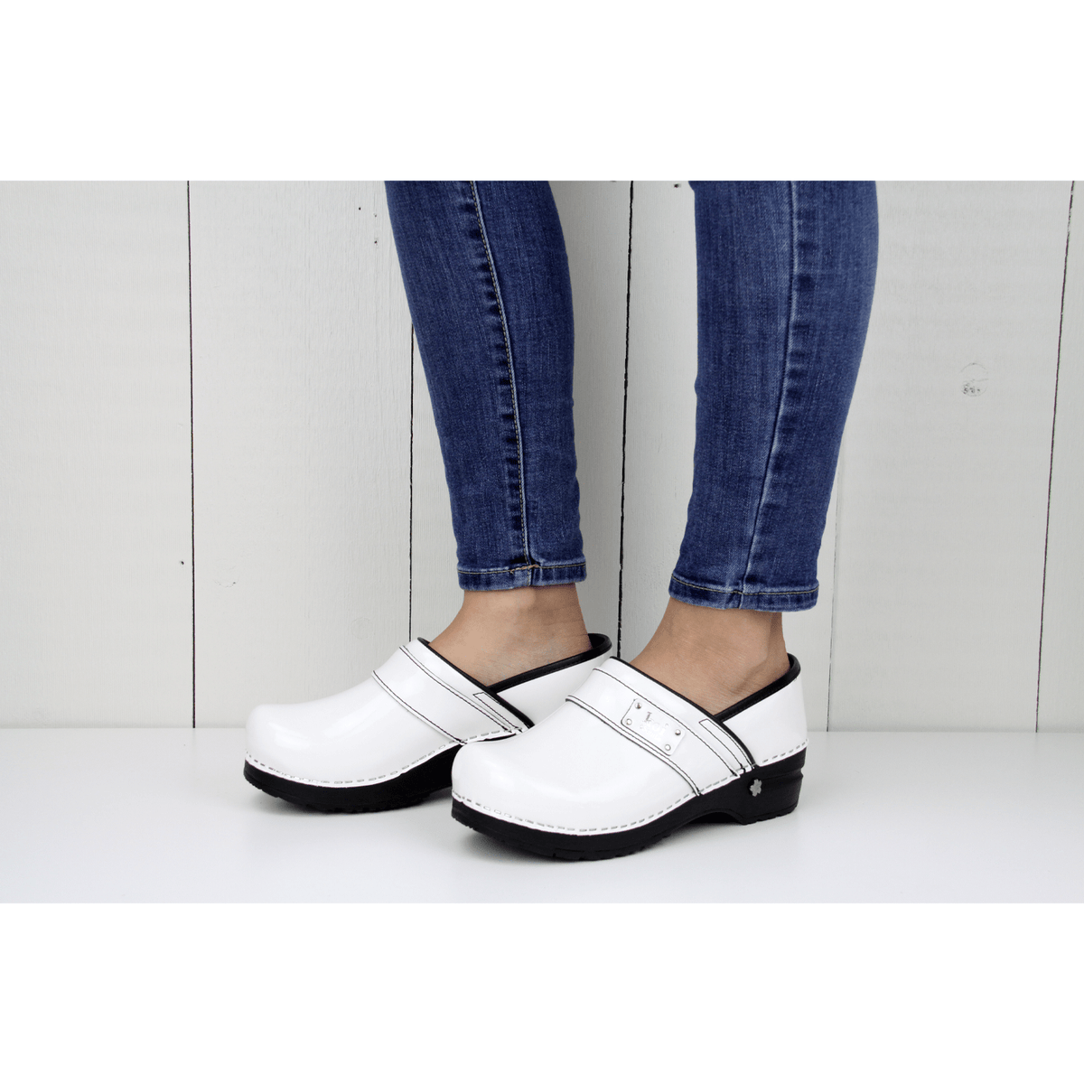 Sanita Lindsey Women&#39;s in White Closed Back Clog