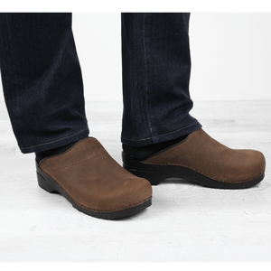 Sanita Karl Textured Oil Men&#39;s in Antique Brown Open Back Clog