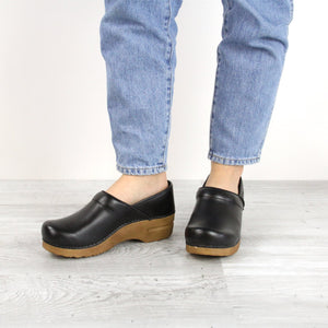 Sanita Pro. PU Women&#39;s in Black/Tan - avail. Spring &#39;22 Closed Back Clog