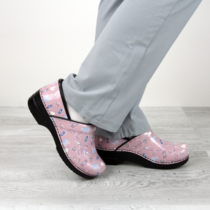 Sanita Weare Women&#39;s in Rose Closed Back Clog